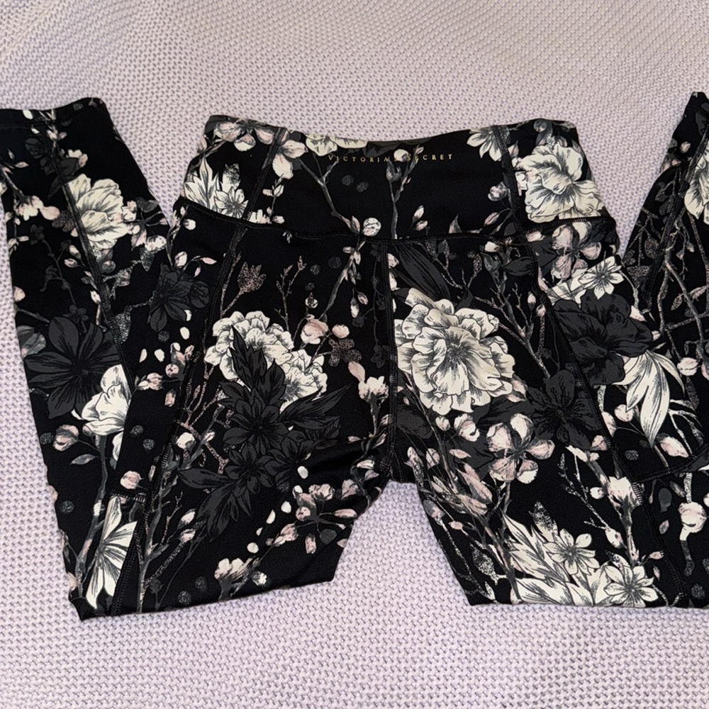 Victoria’s Secret Incredible Essential Leggings Black Pink Lily Floral - Picture 4 of 7